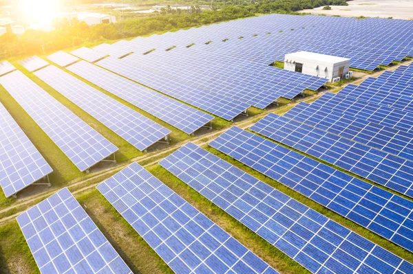 Vista aérea de painéis solares na grama — Fotografia de Stock