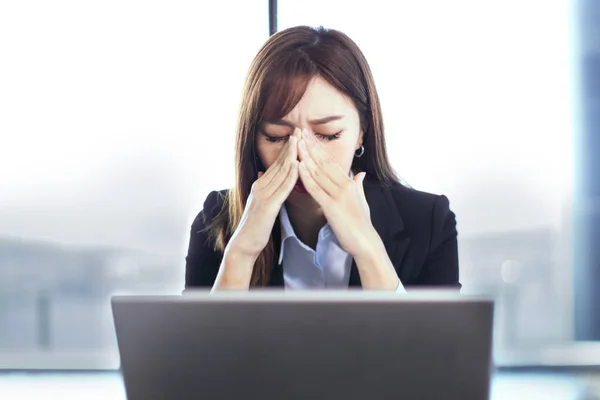 Cansada e estressada mulher de negócios trabalhando no escritório — Fotografia de Stock