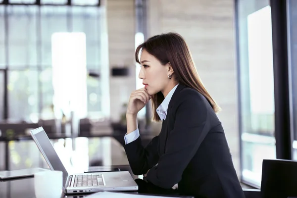 Trött och stressad affärskvinna som arbetar på kontoret — Stockfoto