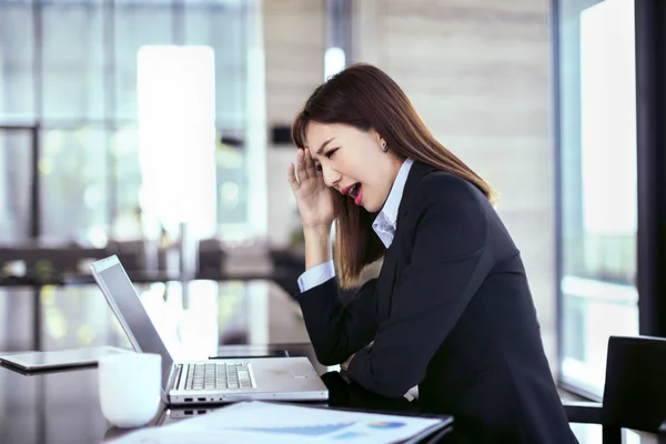 Müde und gestresste Geschäftsfrau im Büro — Stockfoto