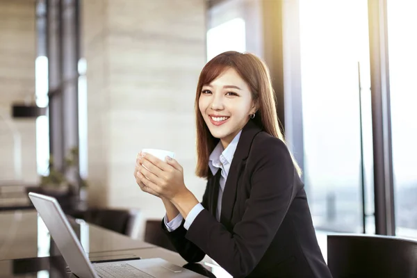 Joven mujer de negocios que trabaja en la oficina — Foto de Stock