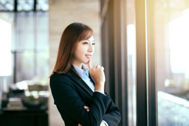 genç güzel iş kadını ofiste ayakta