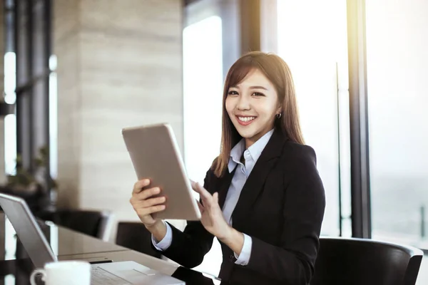 Молода бізнес-леді працює в офісі — стокове фото