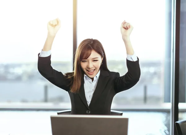 Mujer de negocios exitosa con las manos en alto en la oficina — Foto de Stock