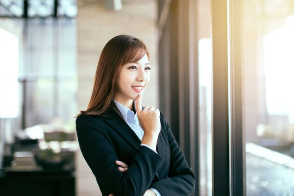 Молода красива ділова жінка стоїть в офісі — стокове фото