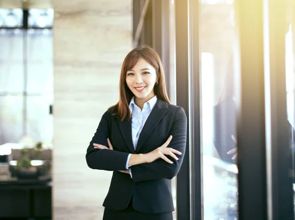 Młody biznes kobiety stojącej w biurze — Zdjęcie stockowe