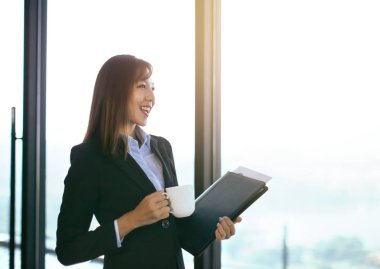 genç güzel iş kadını ofiste ayakta