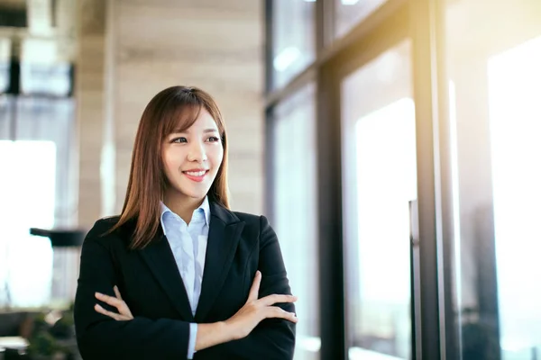Jonge mooie zakenvrouw permanent in office — Stockfoto