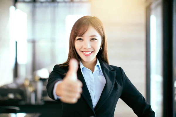 Young beautiful business woman standing in office — Stock Photo, Image
