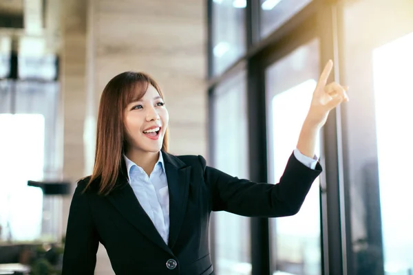 사무실에 서 있는 젊은 아름 다운 비즈니스 우먼 — 스톡 사진