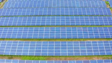 Güneş Panelleri Çiftliğinin Hava Görünümü