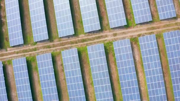 太阳能电池板的航空学视图太阳能电池板农场的航空学视图 — 图库视频影像