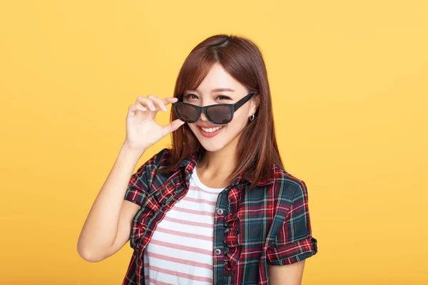 Porträt einer lächelnden schönen Frau mit Sonnenbrille — Stockfoto