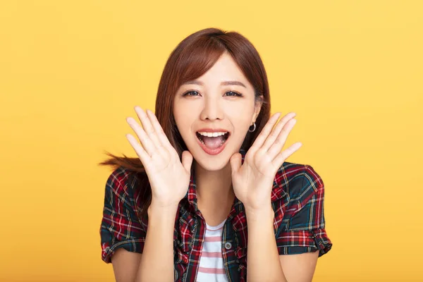 Retrato de bela sorridente jovem mulher asiática — Fotografia de Stock