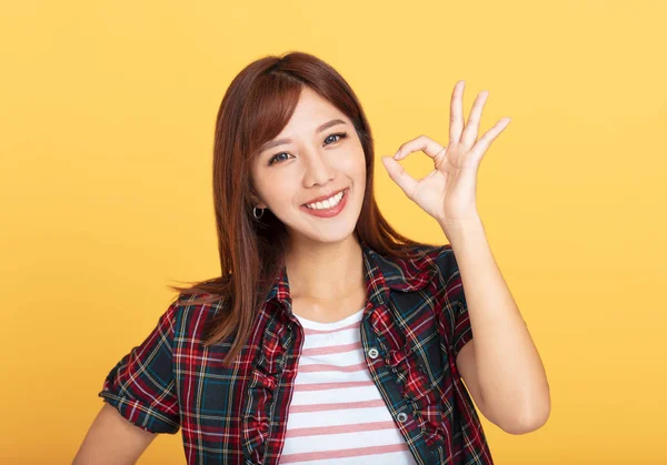 Retrato de hermosa sonriente joven mujer asiática — Foto de Stock