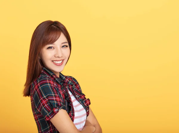 Retrato de hermosa sonriente joven mujer asiática — Foto de Stock