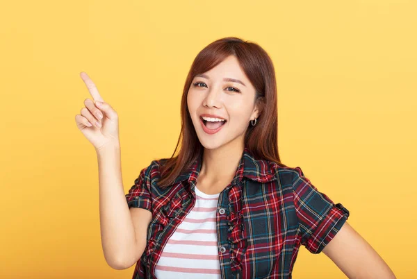 Portret van mooie lachende jonge Aziatische vrouw — Stockfoto