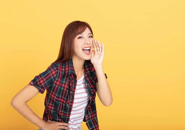 Porträt der schönen lächelnden jungen asiatischen Frau — Stockfoto