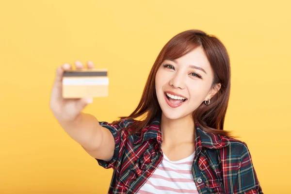 Gelukkig aantrekkelijke jonge vrouw tonen credit card — Stockfoto