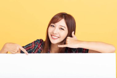 Genç Asyalı kadın reklam panolarını boş tutuyor.