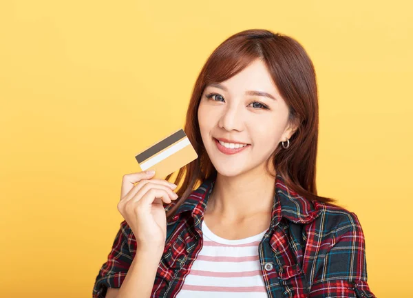 Jovem atraente feliz mostrando cartão de crédito — Fotografia de Stock