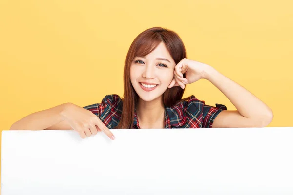 Fiatal ázsiai nő kezében üres hirdetőtábla reklámtáblák — Stock Fotó