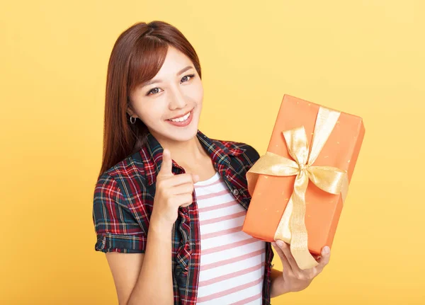 Gelukkig jong aziatische vrouw holding gift box — Stockfoto