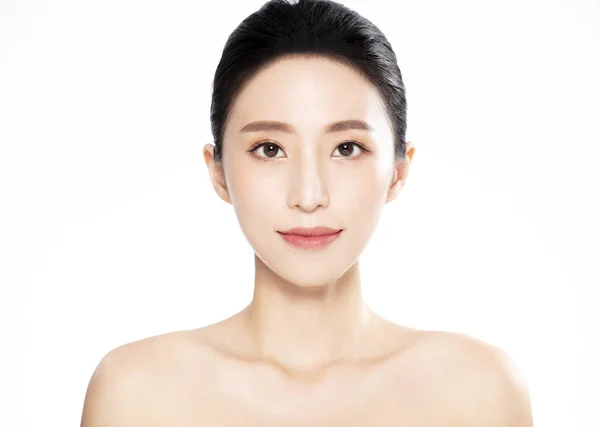 Schönes Gesicht einer jungen Frau mit sauberer, frischer Haut — Stockfoto