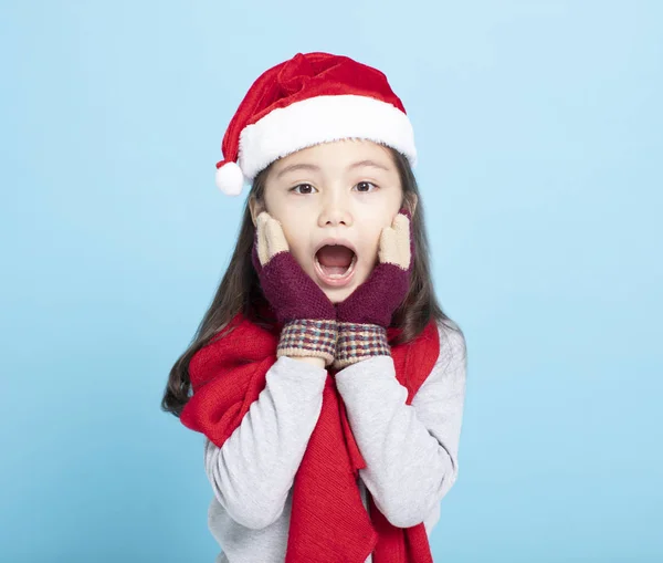 Überraschte kleines Mädchen mit Weihnachtsmütze — Stockfoto