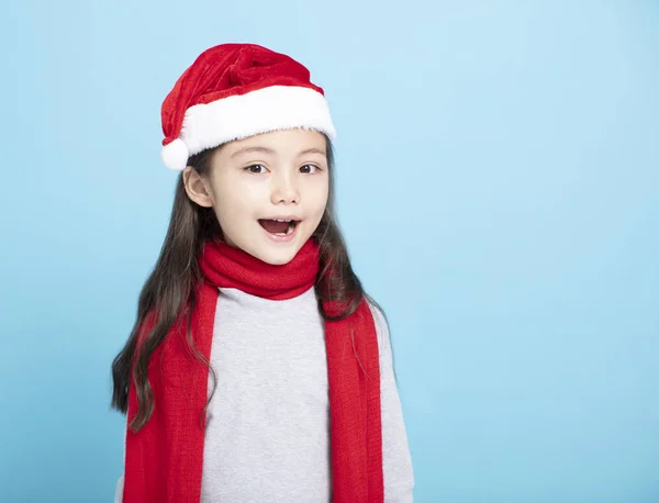 Glückliches kleines Mädchen mit Weihnachtsmütze — Stockfoto