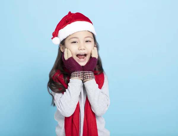 Glad liten flicka i santa hatt — Stockfoto