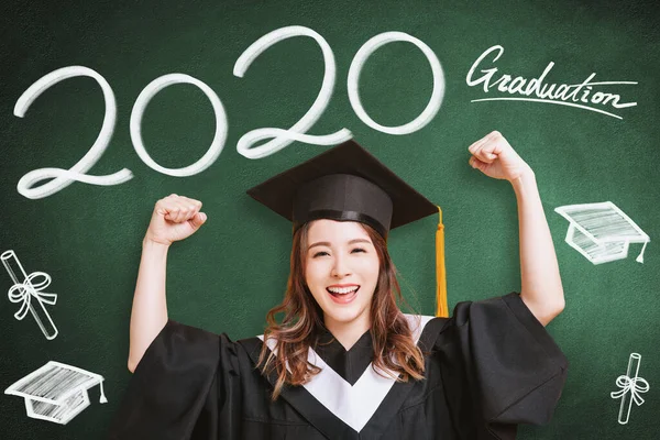 Ung Kvinna Examensklänningar Och Visar Klass 2020 Begrepp — Stockfoto