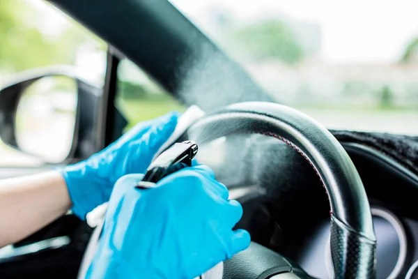 Handen Met Blauwe Handschoenen Daarna Ontsmettingsmiddel Besprenkelen Auto Schoonmaken — Stockfoto