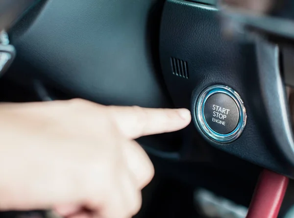 Δάκτυλο Και Κουμπί Εκκίνησης Κινητήρα Στο Αυτοκίνητο — Φωτογραφία Αρχείου