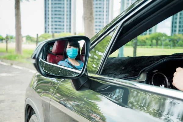 Donna Maschera Protettiva Guida Auto Sulla Strada — Foto Stock