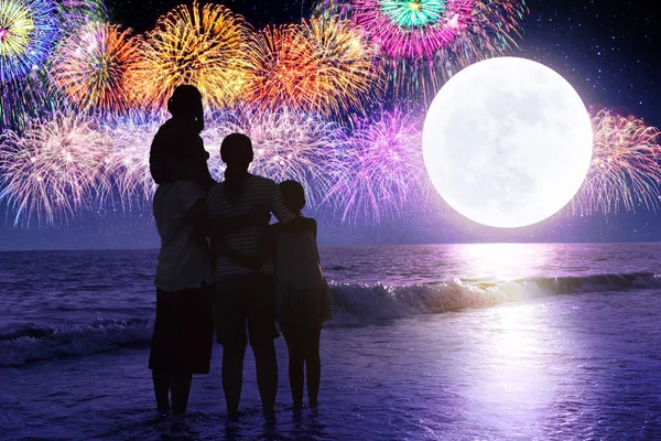 Família Feliz Olhando Para Fogos Artifício Férias Céu — Fotografia de Stock