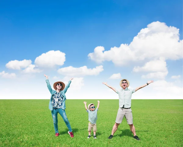 快乐的一家人站在草地上享受暑假 — 图库照片