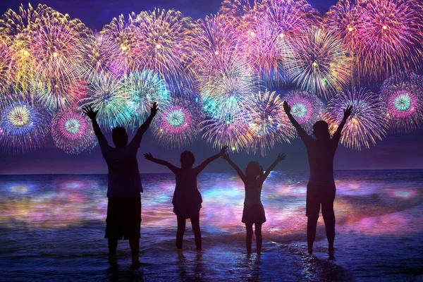 Lycklig Familj Tittar Solnedgången Stranden — Stockfoto