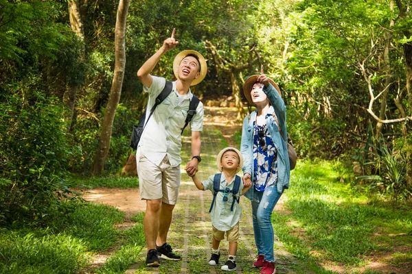 Familia Feliz Senderismo Por Bosque —  Fotos de Stock