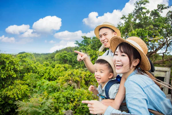 Família Feliz Caminhadas Pela Floresta Olhando Para Vista — Fotografia de Stock