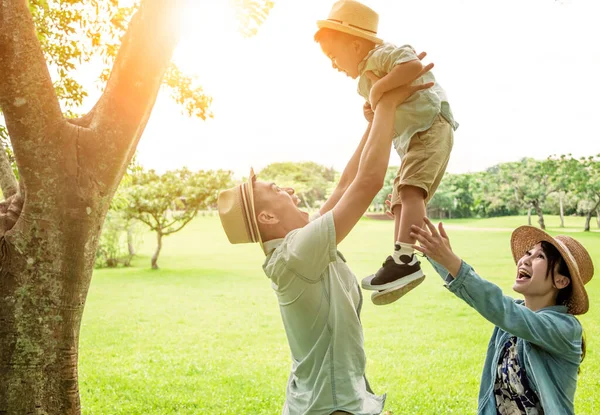 Família Feliz Jogando Parque — Fotografia de Stock