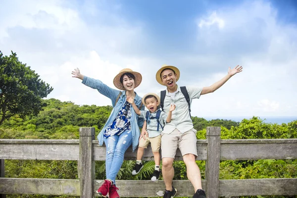 Feliz Asiático Familia Senderismo Aventura — Foto de Stock