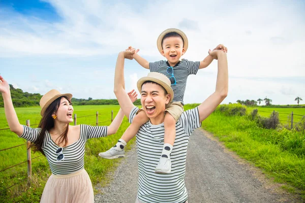 Lycklig Far Ger Son Piggyback Rida Sina Axlar Och Promenader — Stockfoto