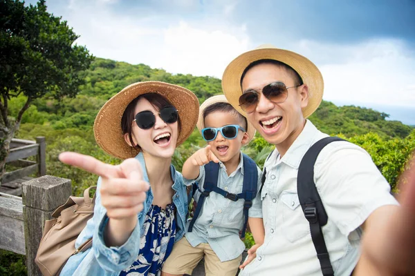 Keluarga Asia Bahagia Pada Petualangan Hiking Dan Mengambil Selfie — Stok Foto