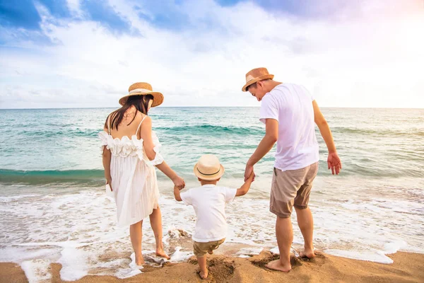 Lycklig Familj Att Kul Att Leka Stranden — Stockfoto