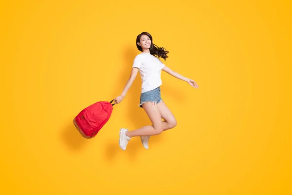 Feliz Joven Mujer Saltando Mirando Cámara Sobre Fondo Amarillo —  Fotos de Stock