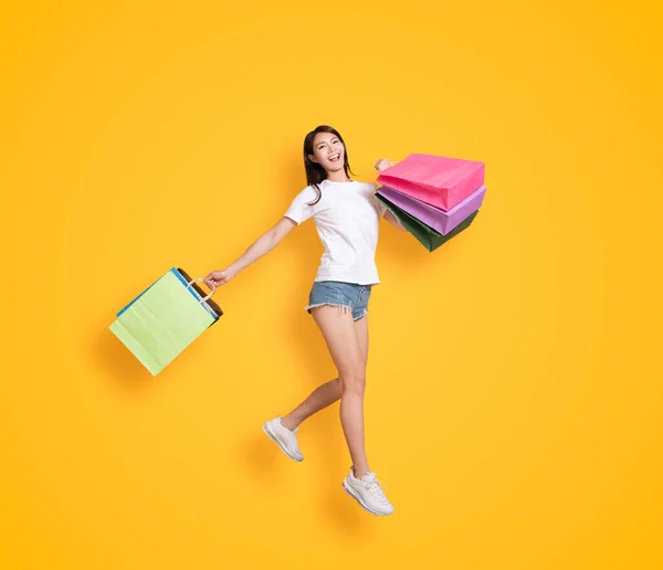 Glad Ung Kvinna Håller Med Shoppingväskor Och Hoppa — Stockfoto