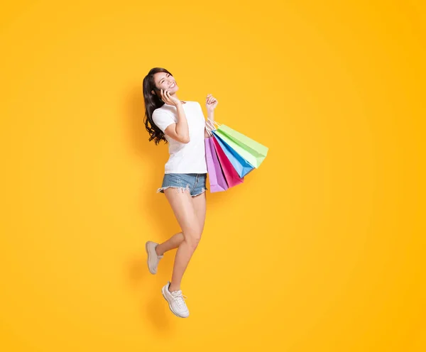 Ευτυχισμένη Νεαρή Γυναίκα Που Κρατάει Τσάντες Για Ψώνια Και Μιλάει — Φωτογραφία Αρχείου
