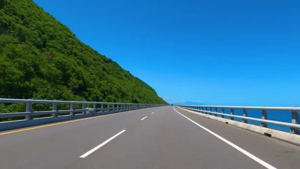 Condução Montanha Estrada Costeira Com Fundo Azul Céu Vpo — Vídeo de Stock