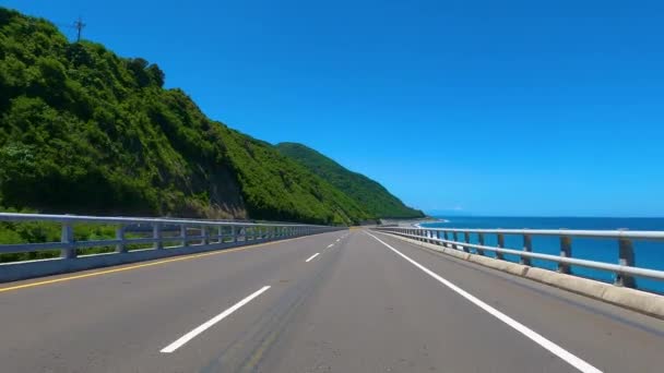 Condução Montanha Estrada Costeira Com Fundo Azul Céu Vpo — Vídeo de Stock